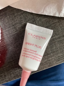 Katrina-CLARINS透亮光感淡斑精華_1