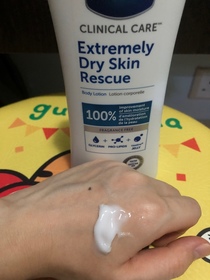 hippozi-VaselineClinical Care™專業低敏高效深層修護潤膚露_1