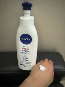 Shirlin Ho-NIVEA舒敏修復潤膚露_1