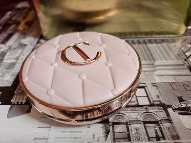 son son-Charlotte Tilbury夢幻柔光粉氣墊_1