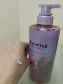 Karen-EssentialEssential Premium 18 – MEA 髮の屏障 光感水潤護髮素_1