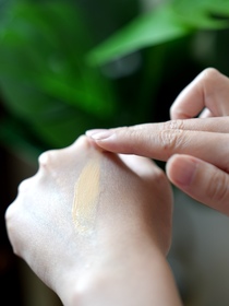 Wenn-YSL BEAUTÉ恆時亮肌修護粉底液_2