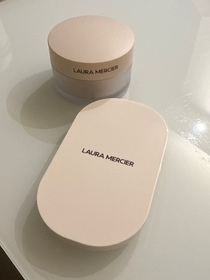 bibubibu-LAURA MERCIER純淨無瑕輕羽養膚粉餅_1