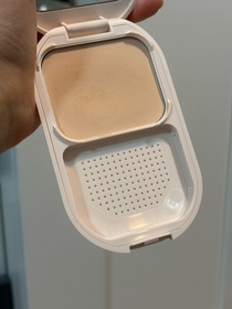 Suki-LAURA MERCIER純淨無瑕輕羽養膚粉餅_1