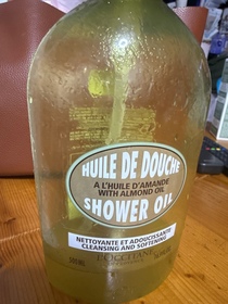Joy_zoe-L'Occitane en Provence杏仁沐浴油_1