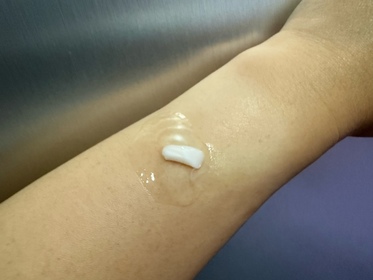 Shirlin Ho-NIVEADERMA CARE科研 舒敏修護雙管精萃凝乳_2