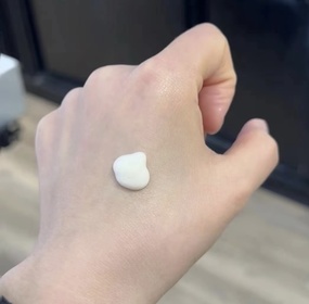 Emily Leung-BOBBI BROWN維他命營養柔亮精華_1