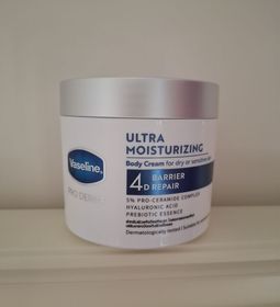 Emily Chow-Vaseline凡士林®特潤修護精華雪融霜_1