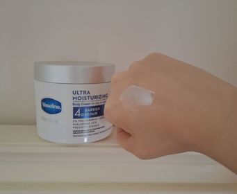 Emily Chow-Vaseline凡士林®特潤修護精華雪融霜_2