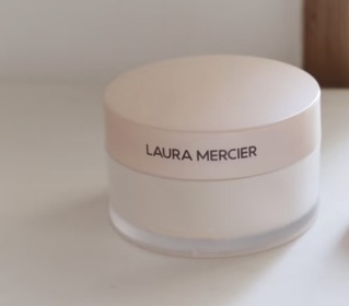 Emily Leung-LAURA MERCIER柔焦保濕蜜粉_1