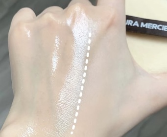 Emily Leung-LAURA MERCIER柔焦保濕蜜粉_2