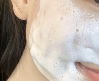 Emily Leung-ALBION清新水潤滋養潔面乳_3