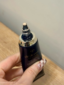 Lydia-Clé de Peau Beauté鑽光粉底霜_3