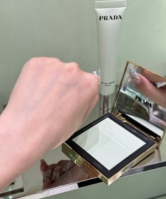 Tszki-PRADA BeautyPrada Reset 柔霧透滑蜜粉餅_2