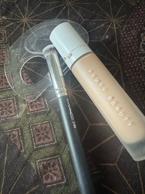 Sanna Cher-FENTY BEAUTY調光大師沐光水潤粉底液_1