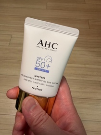 cwong-AHC9重全護撫紋淡斑防曬乳_2