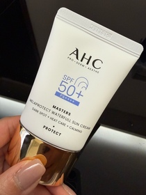 Shirlin Ho-AHC9重全護撫紋淡斑防曬乳_1