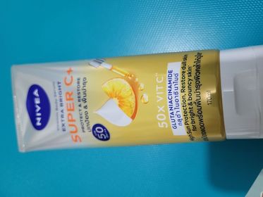 Helen Leung-NIVEA果萃雙效SUPER C+ 防曬精華凝乳 SPF50 PA++++ _1