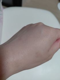 Connie Kwan-ANESSA極防水輕爽低敏UV乳液 SPF50+ PA++++(第5代)_3