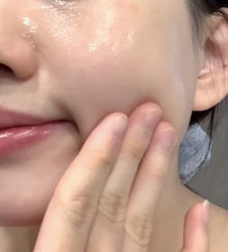 莓莓-L'ORÉAL PARiS超水光精華_3