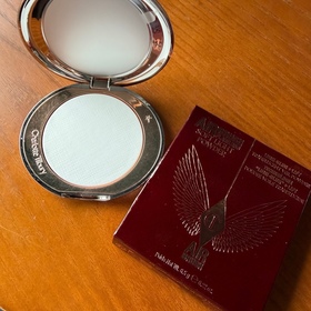 lok-Charlotte Tilbury輕盈無瑕柔光蜜粉 #磨皮銀餅_1