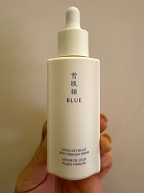Shirlin Ho-KOSE 雪肌精雪肌精 BLUE 水潤透亮防曬精華_1