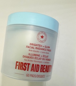 choichoi-FIRST AID BEAUTY柔膚提亮去角質潔膚棉⽚_1