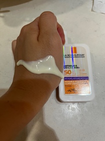 Joanne-LA ROCHE-POSAYANTHELIOS UVMUNE 400全效廣譜輕盈隔離乳液 【抗斑配方】_2