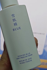 Emily Leung-KOSE 雪肌精雪肌精 BLUE 水潤透亮防曬精華_1